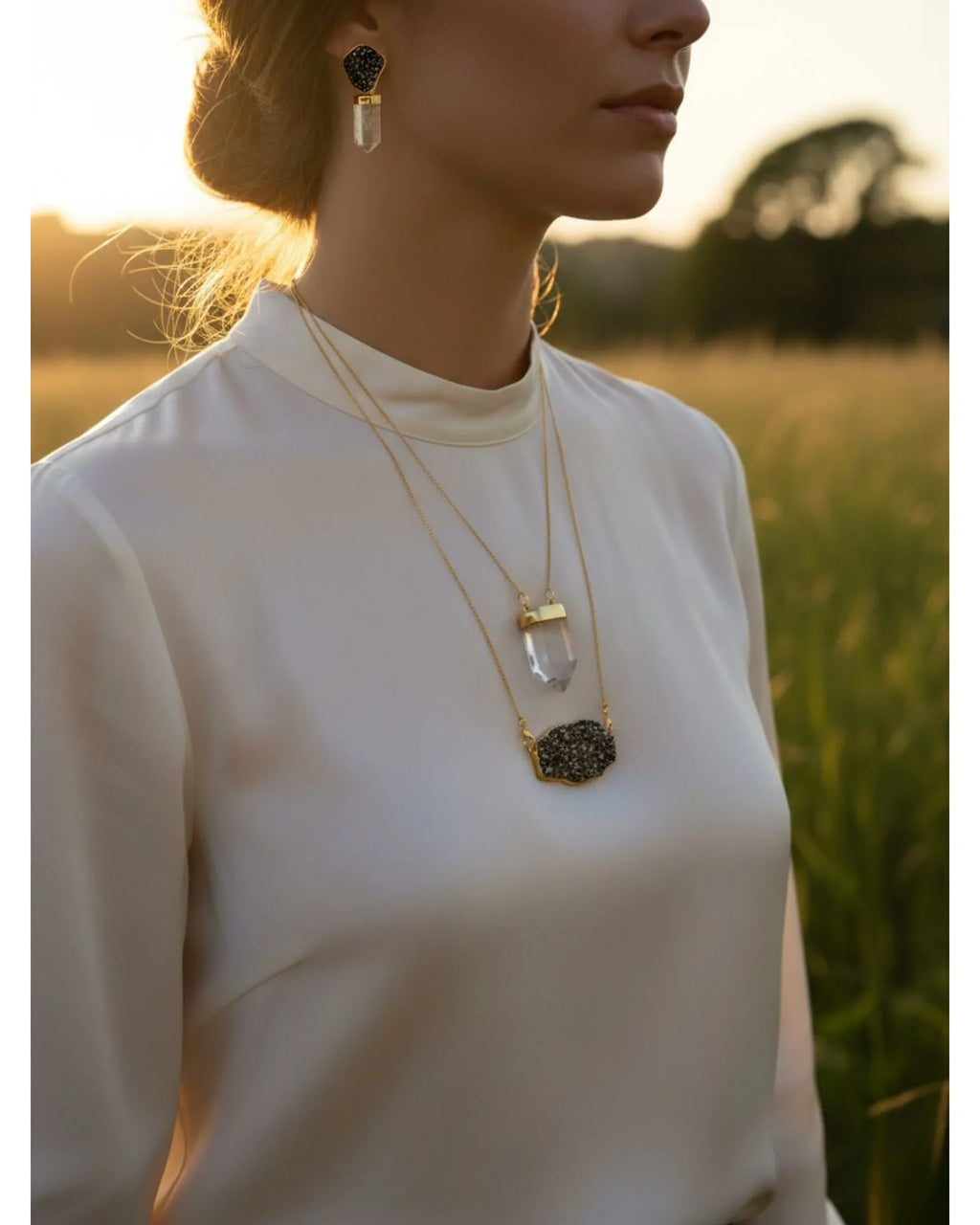 Conjunto Brinco e Colar Escapulário Ponta de Cristal com Pirita Ouro Semijoia
