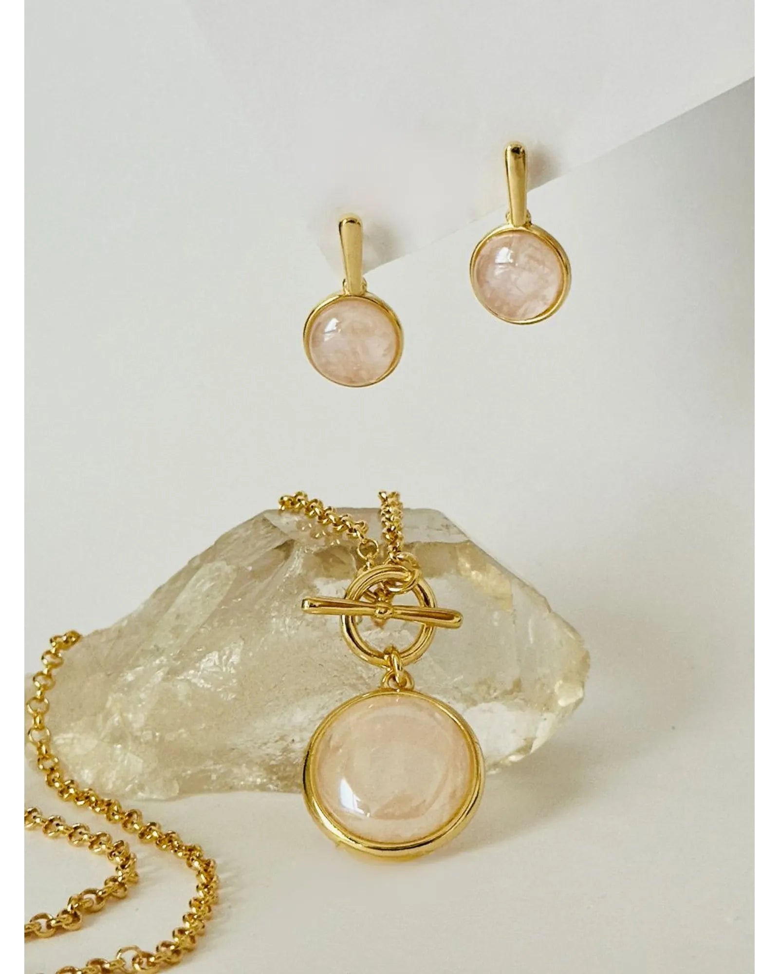 Conjunto colar e brinco Redondo Quartzo Rosa Perolada Ouro Semijoia