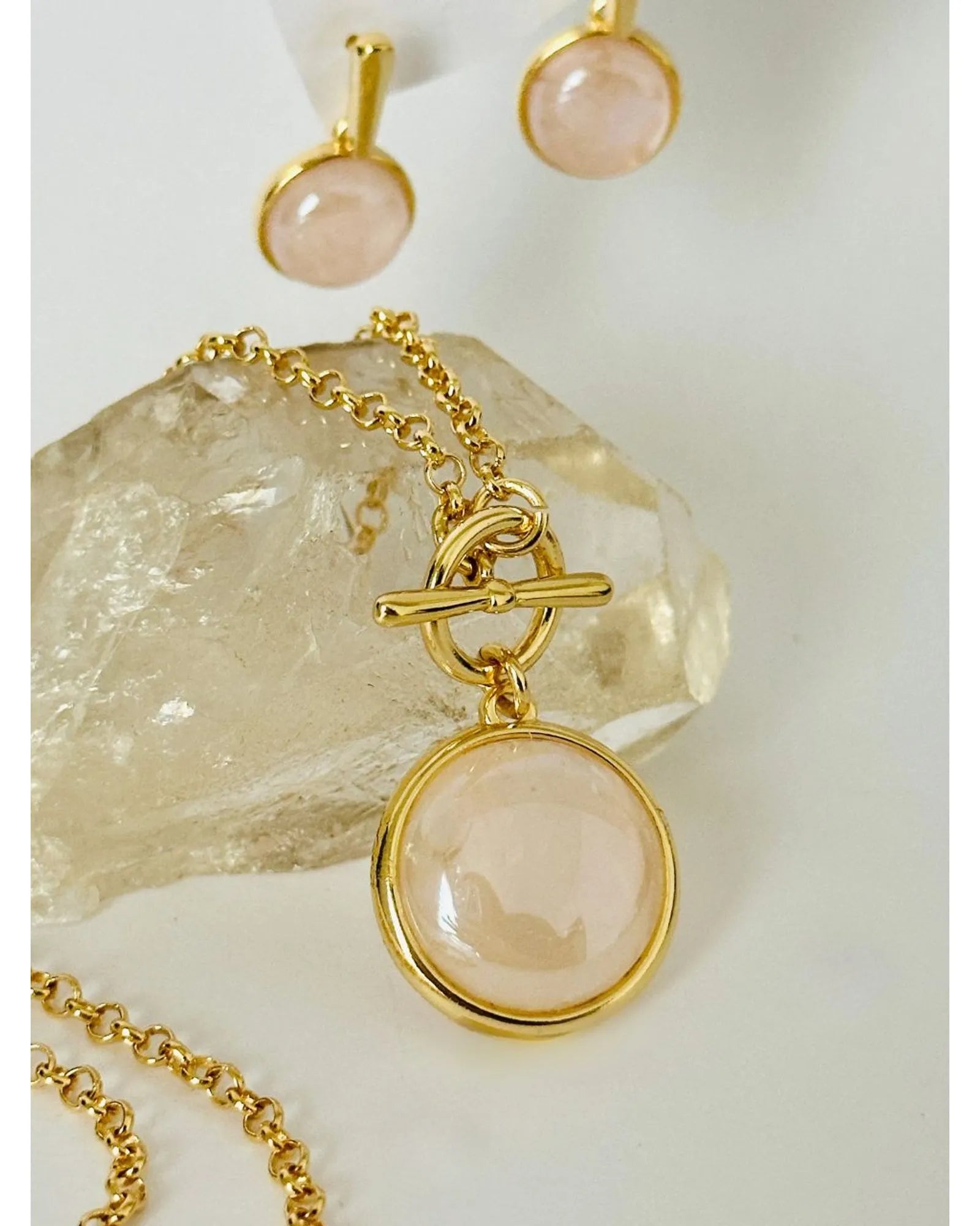 Conjunto colar e brinco Redondo Quartzo Rosa Perolada Ouro Semijoia