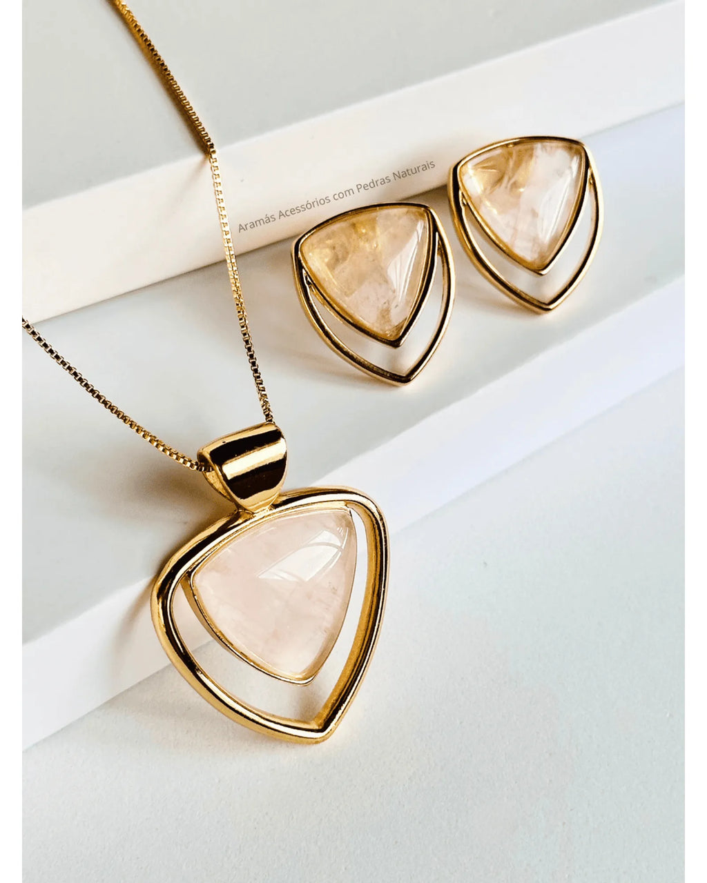 Conjunto Colar e Brinco Triangular Quartzo Rosa Ouro Semijoia