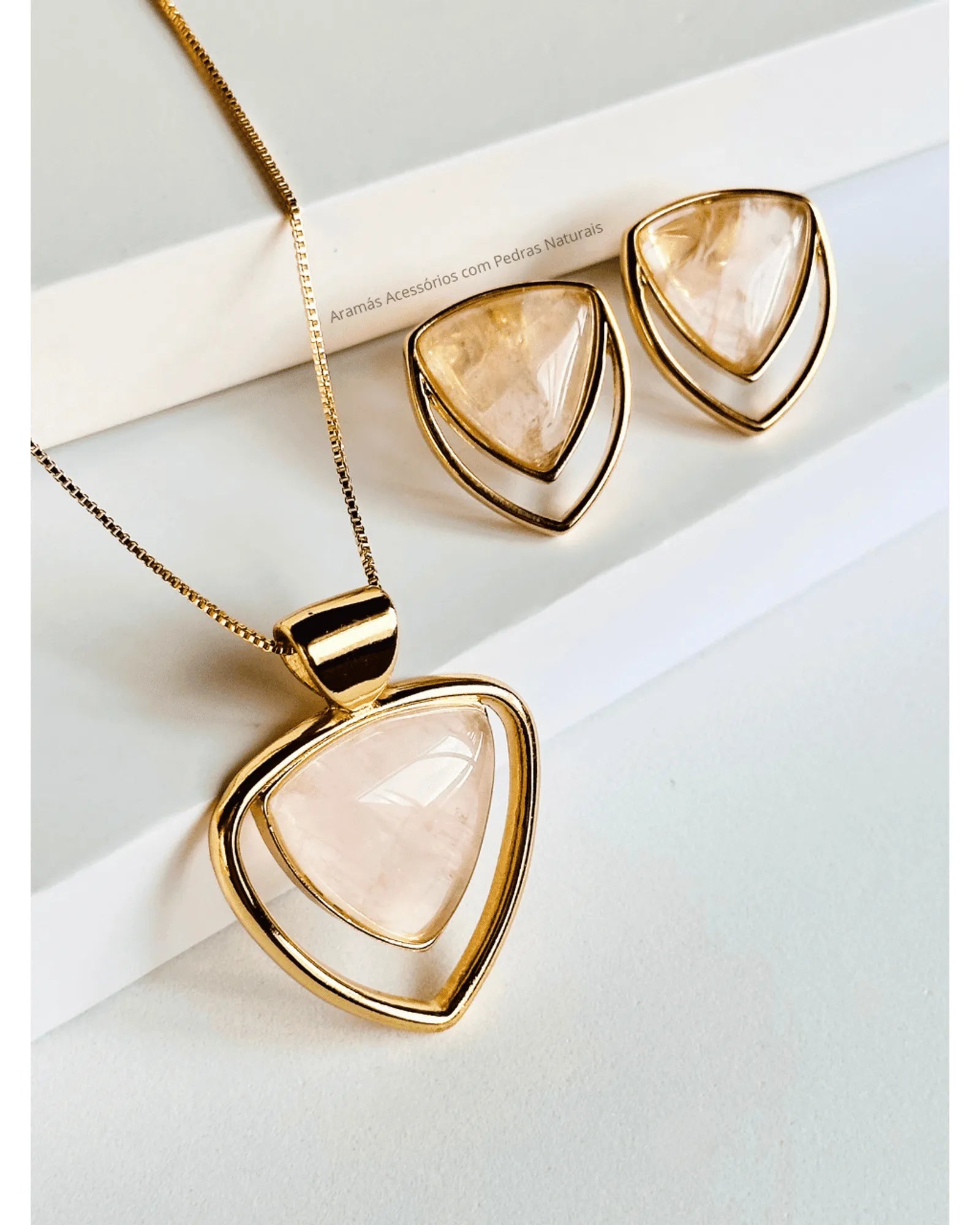 Conjunto Colar e Brinco Triangular Quartzo Rosa Ouro Semijoia