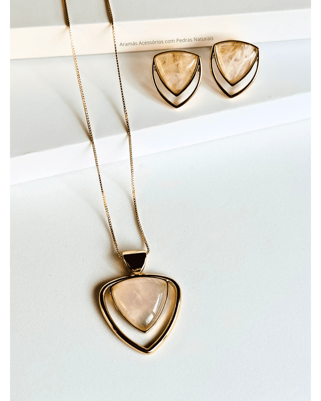 Conjunto Colar e Brinco Triangular Quartzo Rosa Ouro Semijoia
