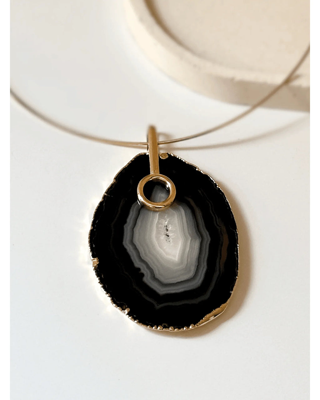 Pingente Ágata Negra com detalhe dourado Ouro 18k