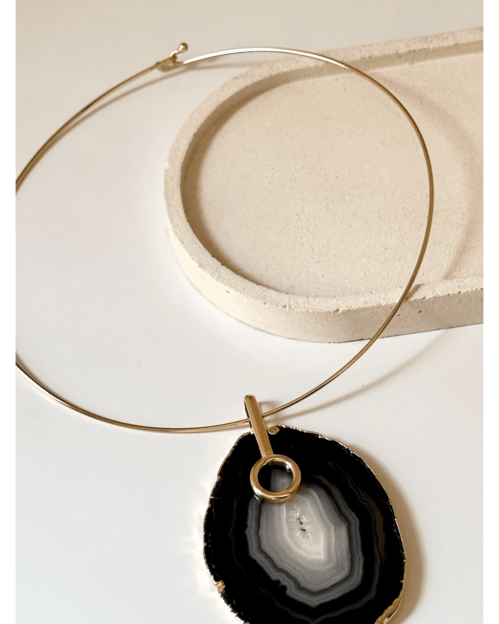 Colar Choker Aro fechado Ágata Negra Detalhe Dourado Semijoia