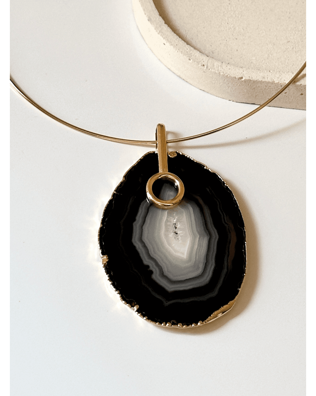 Colar Choker Aro fechado Ágata Negra Detalhe Dourado Semijoia