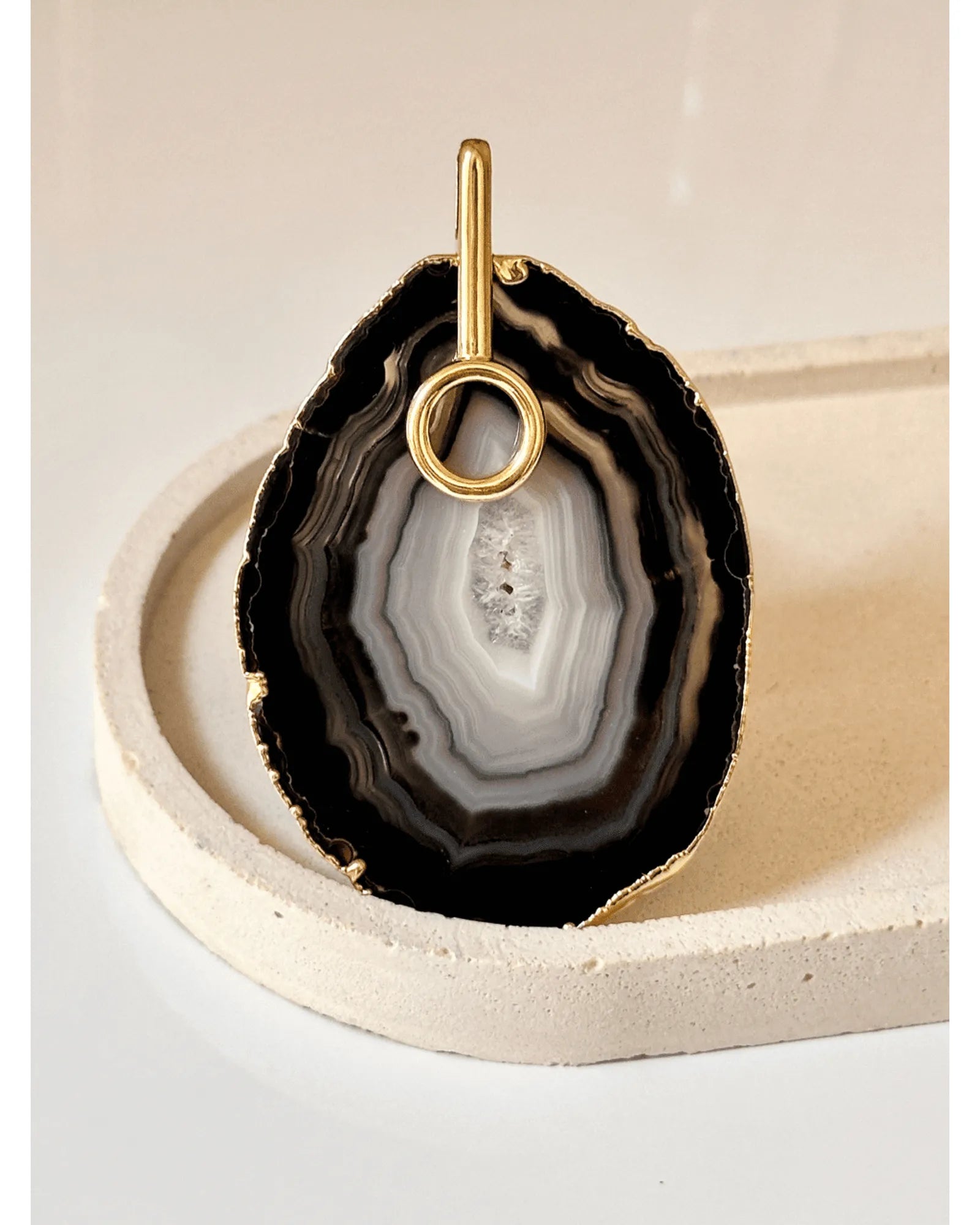 Pingente Ágata Negra com detalhe dourado Ouro 18k