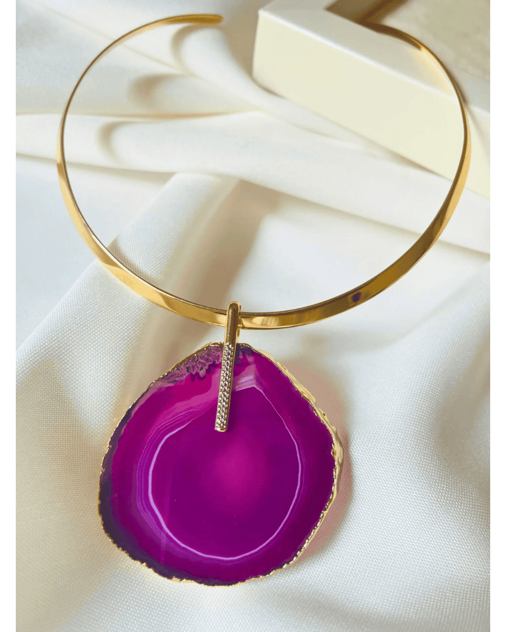 Pingente Ágata Rosa com detalhe em Ródio Branco - Ouro Semijoia