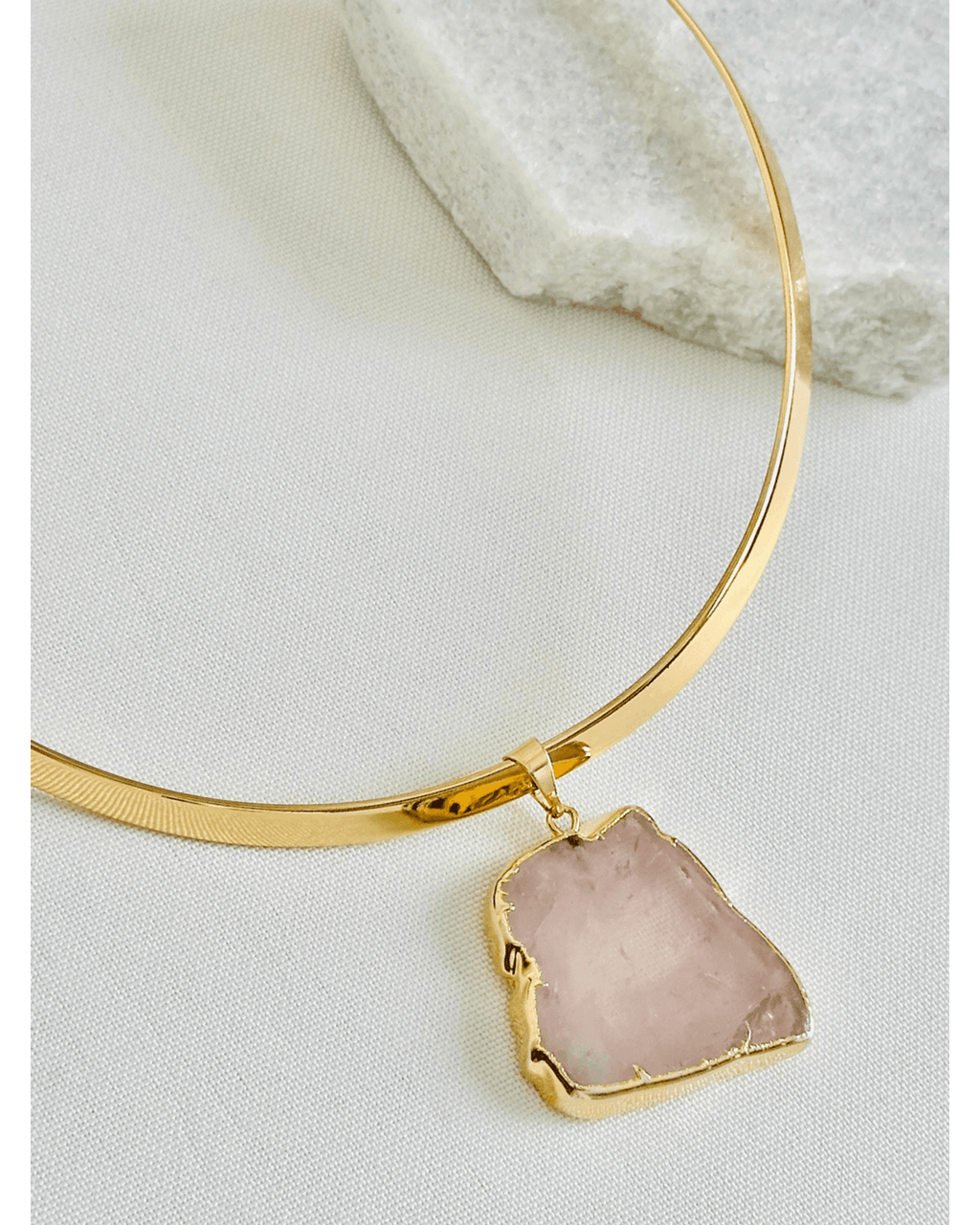 Colar Choker Aro Liso Slice Quartzo Rosa Ouro Semijoia