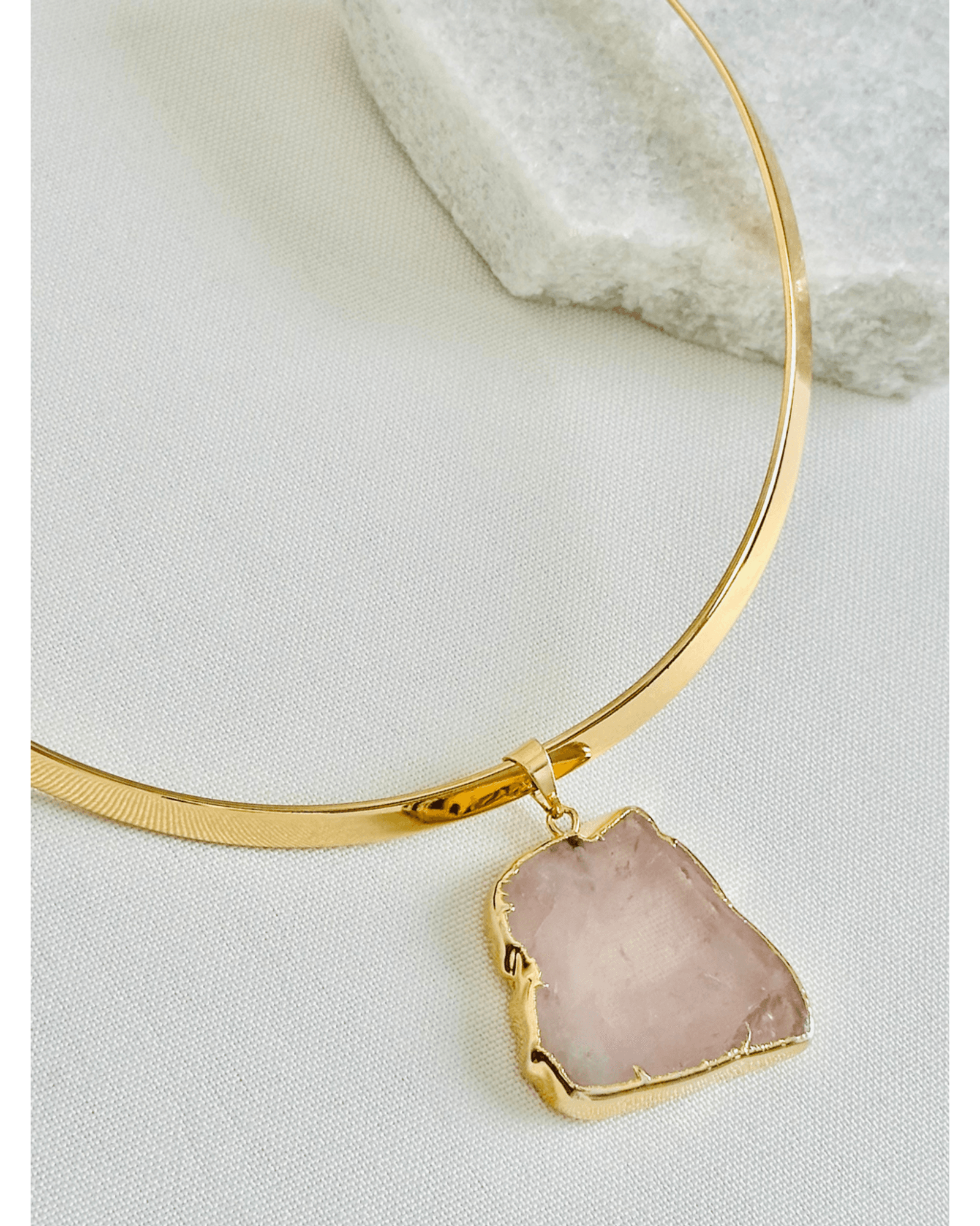 Colar Choker Aro Liso Slice Quartzo Rosa Ouro Semijoia